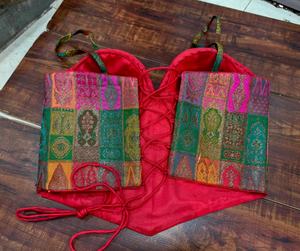 Blouse de sari style corset en brocart rouge patchwork avec lien à nouer au dos - Product Image 1