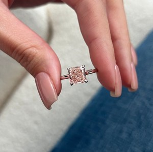 Bague en diamant rose intense fantaisie radiant de 2 carats, cultivé en laboratoire, bague solitaire rose bébé unique, certifiée IGI - Product Image 1