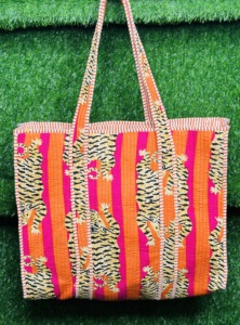 Bolso Tote Hecho a Mano con Estampado de Tigre |   Bolso de Hombro Acolchado de Algodón |   Bolsa de Compras con Estampado Animal |   Bolsa de compras diaria para mujer - Product Image 5