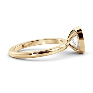 Bague de fiançailles en or jaune massif 14 carats avec diamant de laboratoire taille coussin de 2,50 carats certifié IGI, sertie clos, et alliance de mariage de 2 mm - Product Image 5