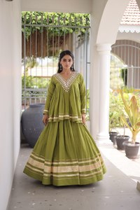 Conjunto de Lehenga Choli de Algodón Kora Premium con Zari Patta, Encaje Gota Patti y Trabajo de Espejos Reales, Calidad de Exportación - Product Image 5