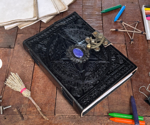 สมุดบันทึกหนังลายเซลติกเพนทาเคิลพร้อมกุญแจหิน หนังสือแห่งเงามืด - Product Image 1
