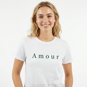 เสื้อยืดผู้หญิงสีขาวพิมพ์ลายตัวอักษรสีเขียวสไตล์ฝรั่งเศส ผลิตจากผ้าฝ้าย แบรนด์ Custom Amour ผู้ผลิตเสื้อผ้าแฟชั่นสำหรับผู้หญิง ขายส่งเสื้อยืดพื้นฐานจากโรงงาน - Product Image 1