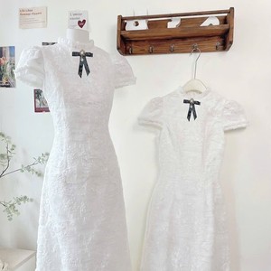 Robe Courte Moulante Femme OEM Blanche Naturelle en Dentelle Froncée, Épaules Dénudées, avec Nœud, Idéale pour Soirée - Product Image 3
