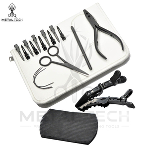 Kit d'outils pour extensions capillaires en acier inoxydable, avec étui de voyage blanc, comprenant des pinces de salon petites et grandes, des anneaux de séparation, des aiguilles en C et des pinces. - Product Image 4