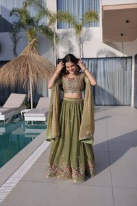 Conjunto de Lehenga Indio Bordado Verde con Broche Floral, Falda de Malla, Blusa y Dupatta de Secado Rápido para Bodas y Fiestas - Product Image 6