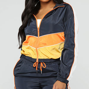 Nouvel arrivage : Ensemble de survêtement 2 pièces en nylon pour femme, coupe-vent personnalisé avec logo, veste courte zippée et pantalon color block pour femme - Product Image 1