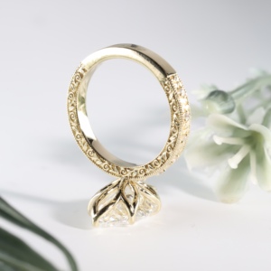 Anillo de boda vintage con diamantes marquise, estilo antiguo impresionante, con patrones florales y de hojas grabados, y grabado milgrain. - Product Image 3