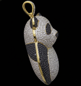 Pendentif personnalisé en forme de panda assis, serti de diamants, fabriqué à la main en or jaune 14 carats avec micro-pavé de diamants blancs et noirs - Product Image 2