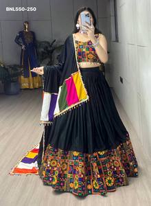 Hermoso conjunto de Lehenga Choli y Dupatta de diseño tradicional indio en rayón y algodón con diseño Gamthi y trabajo de espejo, a precio de mayorista. - Product Image 3