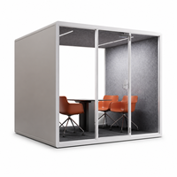 Pod de réunion de bureau rectangulaire moderne de grande taille avec façade en verre à cadre blanc, panneaux latéraux gris, table de réunion et chaises orange