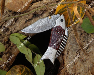 Couteau de poche pliant artisanal en acier Damas OEM/ODM de UA Supplies, manche en acier alvéolé, design unique poisson, pour le camping - Product Image 6