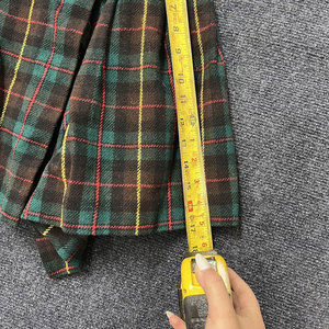 Mini-jupe écossaise vintage en laine faite à la main, plissée, à carreaux verts, avec boucle, style écolière, 2026 - Product Image 6