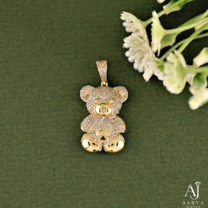 Colgante de oso de peluche con moissanita en engaste de bisel, de plata 925 bañada en rodio, con circonita redonda brillante, joya de diseño personalizado, regalo de dibujos animados - Product Image 1
