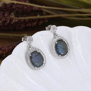ต่างหูเงินแท้ 925 ประดับด้วยลาบราดอไรต์ธรรมชาติและเพชร CZ รูปวงรี - Product Image 2