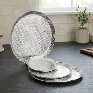 Magnifique ensemble de 4 plateaux en argent texturé, avec un design en grille métallique tissée, parfait pour une salle à manger moderne ou pour la présentation. - Product Image 3