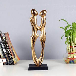 Figura Decorativa Romántica de Pareja en Latón Plateado, Ideal para Decoración de Mesa, Coleccionable y con Temática de Amor - Product Image 4