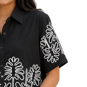 Camisa Corta Negra para Mujer con Botones, Bordado Floral Blanco, Manga Corta, Blusa Casual de Verano, Top de Algodón de Diseño Personalizado - Product Image 4