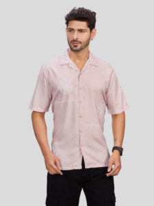 เสื้อเชิ้ตแขนสั้นสีชมพูอ่อนสำหรับผู้ชาย ผ้าวิสโคสเรยอน ระบายอากาศได้ดี เหมาะสำหรับใส่ในฤดูร้อน ปกคอเสื้อแบบพับได้ สีพื้น - Product Image 2