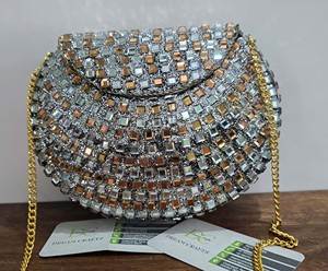 Pochette de soirée ornée de motifs mosaïques en forme de demi-lune, avec cristaux, métal, Kundan et travail de miroir, sac bandoulière doré pour femme - Product Image 1