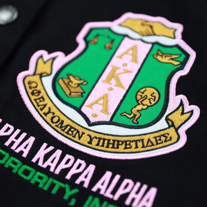 เสื้อแจ็คเก็ต AKA Black Racing Twill ปักลายตัวอักษรแบบ Letterman ติดกระดุมแบบ Snap สำหรับผู้หญิง เสื้อแจ็คเก็ตแฟชั่นพรีเมียม - Product Image 3