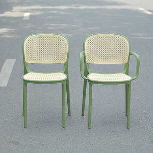 Chaise de bistrot moderne en faux rotin couleur menthe pastel |   Fauteuil en mousse écologique empilable léger résistant aux intempéries en polypropylène à dossier arrondi - Product Image 1