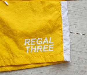 ชุดเซ็ตเสื้อแจ็คเก็ตมีฮู้ดสีเหลือง Regal Three พร้อมกางเกงขาสั้นกันฝน แบบ OEM แขนยาว ซิปหน้า ชุดกันลมสำหรับฤดูร้อน สำหรับผู้ชาย - Product Image 5