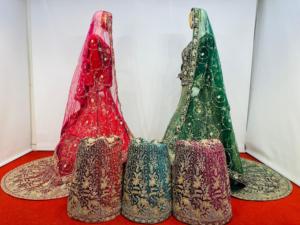 Lehenga de Terciopelo Mahamantra con Top Corto, Trabajo de Jarkan Intenso y Cola Fluida, Perfecta para Grandes Eventos de Boda - Product Image 5