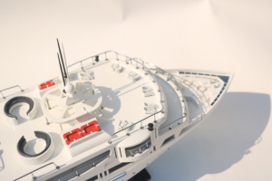 Yacht en bois Karma Fushi fait main - Modèle de bateau de croisière de luxe moderne des Maldives pour la décoration de la maison ou du bureau - Product Image 2