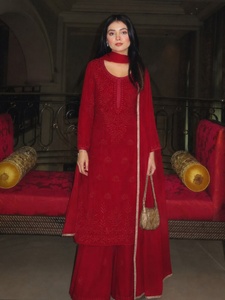 ชุดสัลวาร์ปักลายสีแดงพร้อมผ้าคลุมไหล่ทรงหลวม สวมใส่ได้แบบดั้งเดิมสำหรับผู้หญิง ชุดแต่งงานอินเดีย ปากีสถาน - Product Image 1