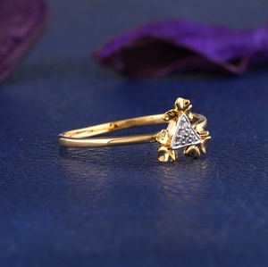 Bague en or jaune pour femme, sertie de diamants taille triangle, avec accent floral pavé, bijoux fins tendance - Product Image 2