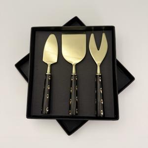 Ensemble élégant de couteaux à fromage avec manches en résine noire et lames en acier inoxydable doré, 3 pièces, outils de découpe de fromage pour plateaux - Product Image 1