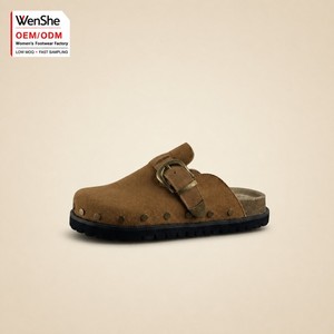 Mules en daim personnalisées ODM pour femmes, sabots en liège à enfiler avec bride à boucle, semelle épaisse cloutée, chaussures décontractées - Product Image 1