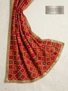 Châle traditionnel punjabi brodé à la main pour femmes, motif géométrique Phulkari, rouge et or, pour toutes les saisons, à porter en extérieur - Product Image 1