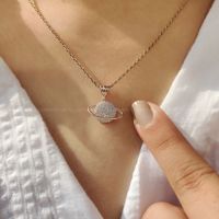 Pendentif Saturne en or céleste avec accent de diamant rond, collier de bijoux fins pour femmes, cadeau élégant personnalisé pour une célébration