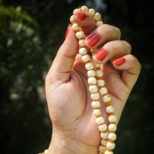 Collier Mala en bois rond blanc naturel, 16 perles, prière, méditation, bijoux spirituels faits à la main, lot en vrac - Product Image 2