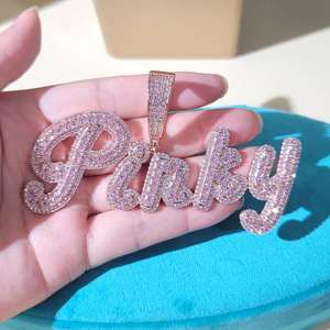 Colgante de Lujo con Nombre Personalizado, con Moissanita Rosa y Diamantes VVS, Estilo Hip Hop, en Oro Rosa, con Acabado Brillante - Product Image 1