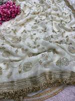 Sari en satin de soie Fandy avec perles et broderies de sequins, idéal pour les mariages et les soirées, accompagné d'un chemisier en satin de soie Fandy avec perles et broderies de sequins.