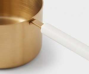 Tasses à mesurer en laiton avec poignées blanches, forme ronde, outils de mesure en métal résistants à la chaleur, parfaits pour une cuisine et une pâtisserie élégantes - Product Image 2