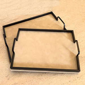 Ensemble de plateaux de service rectangulaires modernes avec placage en cuir, cadres en métal noir élégants et poignées latérales intégrées pour une touche d'élégance - Product Image 1