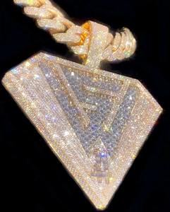 Pendentif personnalisable en or jaune 14K plaqué or, avec moissanite ronde véritable de 4 carats, lettre gravée et pierre de diamant, idéal pour les fêtes - Product Image 2