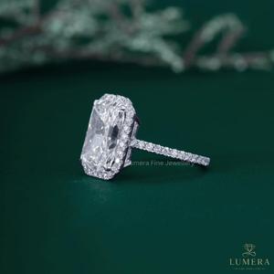 Bague de fiançailles 6.6CTE à taille radiant allongée, diamant de laboratoire couleur D VS1, avec halo et bande pavée, bijou de mariée spectaculaire - Product Image 4