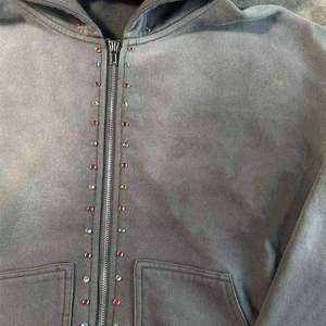 Sudadera con capucha gris para hombre, con cremallera, de algodón lavado a la piedra, felpa francesa, corte regular casual, con tachuelas, estilo urbano vintage. - Product Image 3