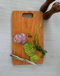 Planche à découper en bois massif de qualité supérieure avec poignée ergonomique pour la préparation des aliments en cuisine, la découpe, le service et les plateaux de fromages - Product Image 3