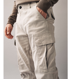 Pantalon cargo homme en sergé de coton technique, coupe ajustée, braguette zippée, taille mi-haute, anti-boulochage, infroissable, en coton biologique, design utilitaire, vente en gros usine - Product Image 1