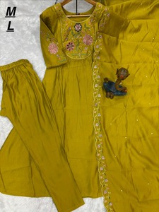 Dernière collection de Kurtis ethniques indiens et pakistanais en soie romaine, richement brodés avec des détails faits main, élégants pour les occasions festives, les fêtes et le bureau. - Product Image 2