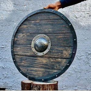 Grand bouclier en bois de style viking, design nordique rond, fabriqué à la main pour une utilisation décorative et pour les événements costumés - Product Image 2