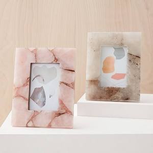 Cadre photo artisanal en pierre naturelle (quartz rose, agate) de haute qualité pour la décoration intérieure et de table, à prix abordable - Product Image 1
