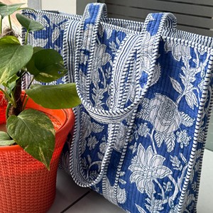 Sac de plage écologique en coton fleuri léger, sac fourre-tout matelassé fait main avec impression au bloc et poche intérieure pratique - Product Image 4