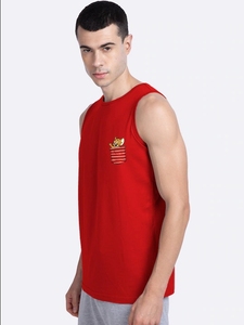 เสื้อกล้ามผู้ชายสีแดง คอกลม ปักโลโก้ด้านหน้า สไตล์ลำลอง ผ้าถัก - Product Image 2